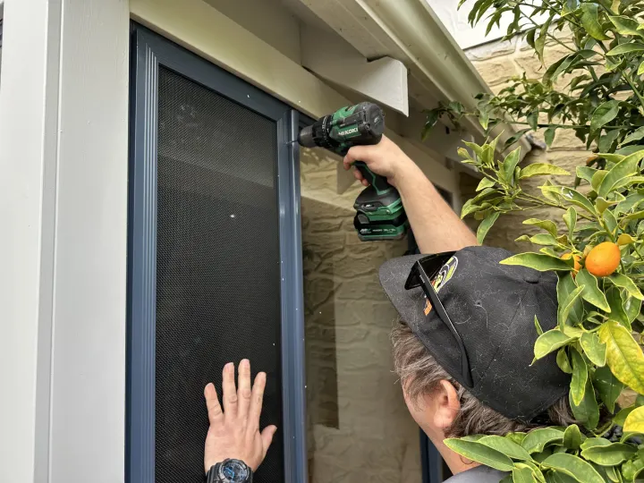 Upper window-screen fixing detail